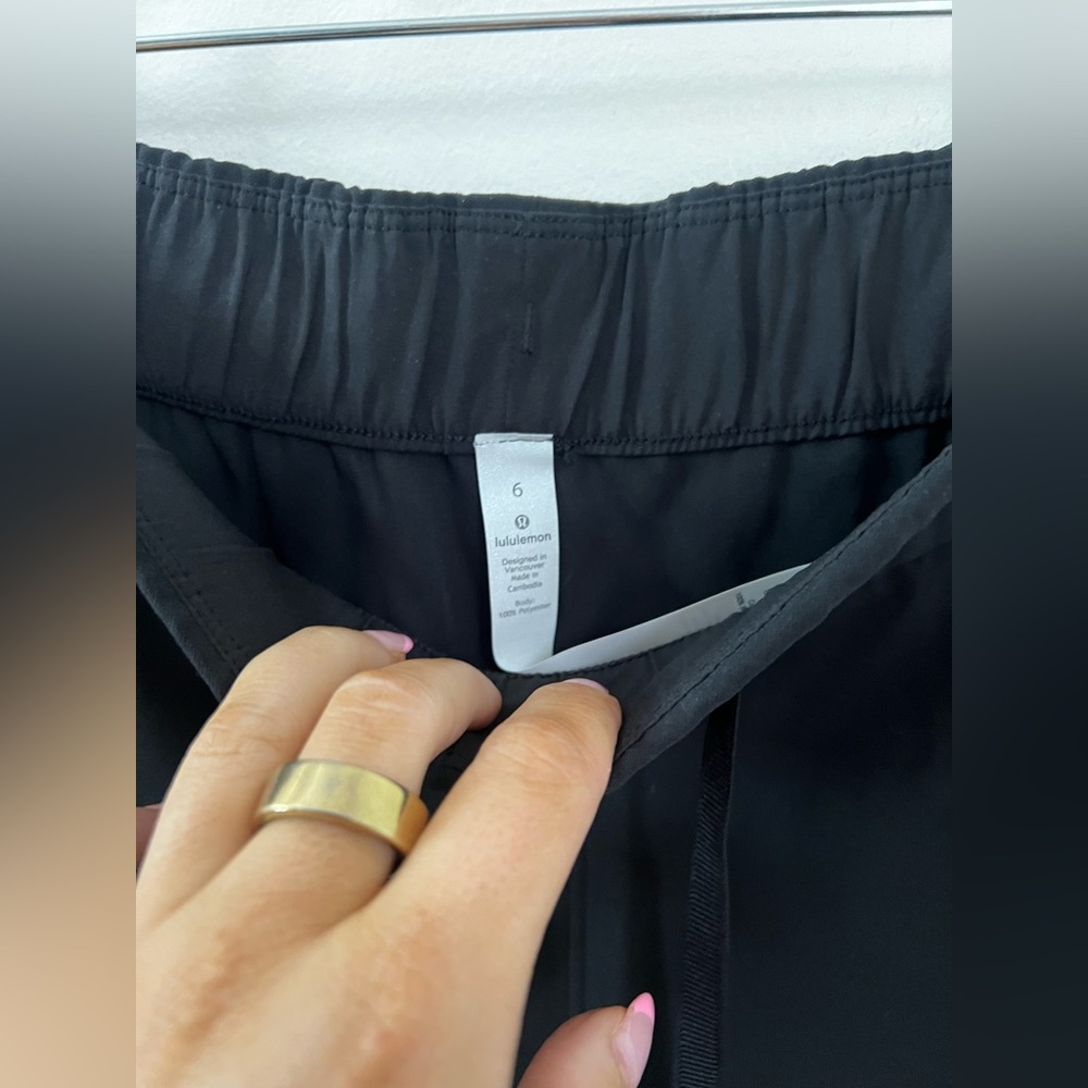 Lululemon On The Fly Crop *Woven 23"
Black 6 - Picture 6 of 8